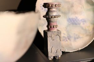 Leuchter und Schalen sind die Gefäße, die im Mittelpunkt der Ausstellung „Vasa | Gefäße – Eine Begegnung“ stehen. Foto: DVM/Alex Lehn