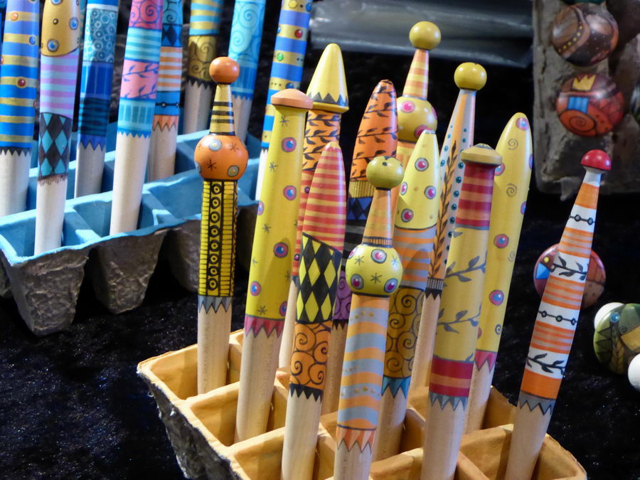 Eine bunte Vielfalt an Angeboten erwartet die Besucherinnen und Besucher des Kunsthandwerkermarktes Tausendschön am 24. und 25. Oktober 2020 im Domschatz Minden. Foto: DVM